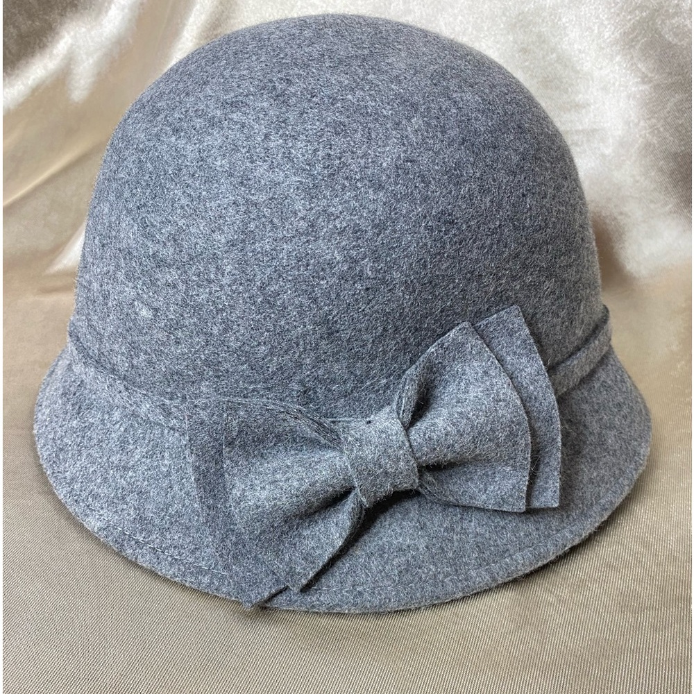 World Market 100% wool gray hat with bow. EUC!